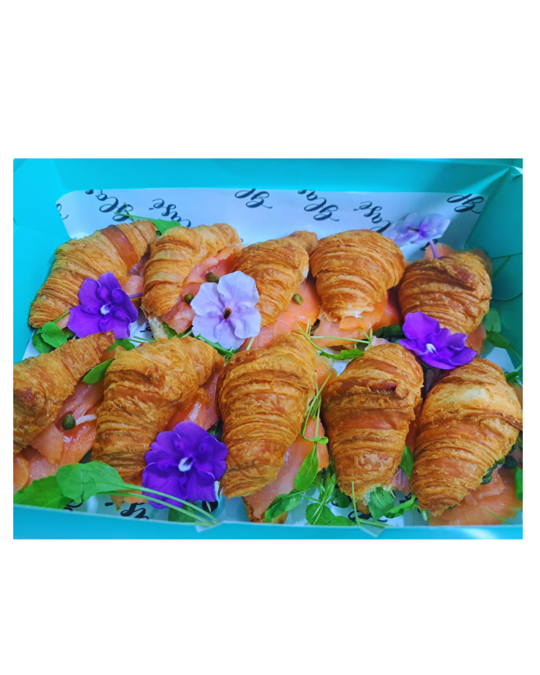 Mini croissants salmón ahumado (10 unidades)